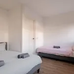 Modern 2br Near Station Lägenhet
