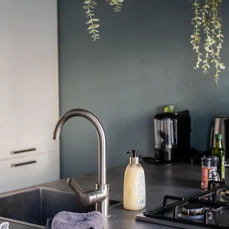 Modern 2br Near Station *