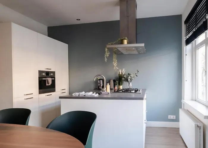 Modern 2br Near Station