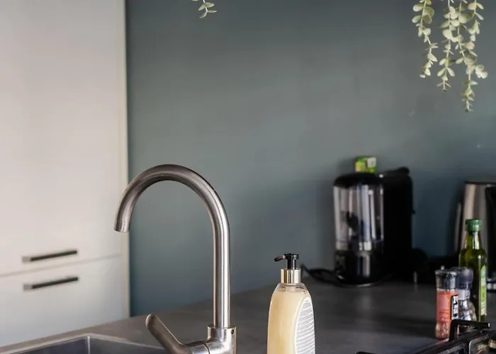 Modern 2br Near Station *