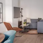 Modern 2br Near Station Apartman