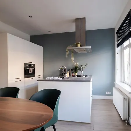 Modern 2br Near Station